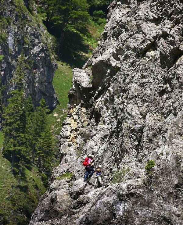 Bergsteiger klettern über den Ostrachtaler Klettersteig.