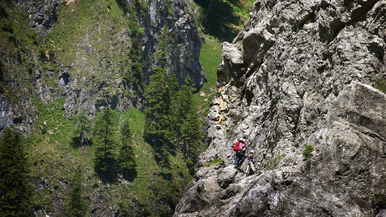 Bergsteiger klettern über den Ostrachtaler Klettersteig.