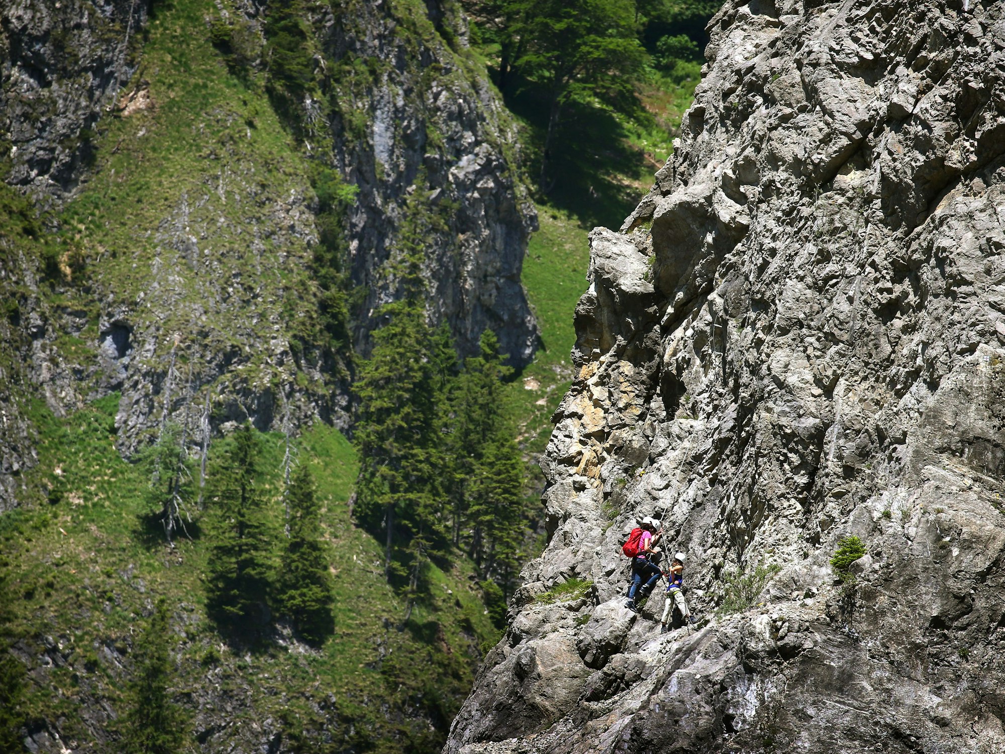 Bergsteiger klettern über den Ostrachtaler Klettersteig.