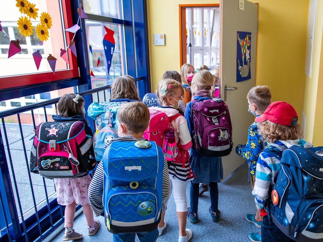 Maskenpflicht in der Schule in NRW: Ob die Maskenpflicht im Unterricht wirklich ab 2. November 2021 abgeschafft wird, ist offenbar noch nicht entschieden und soll von der Pandemie-Lage abhängig gemacht werden. Unser Symbolbild wurde 2021 in Rostock gemacht.