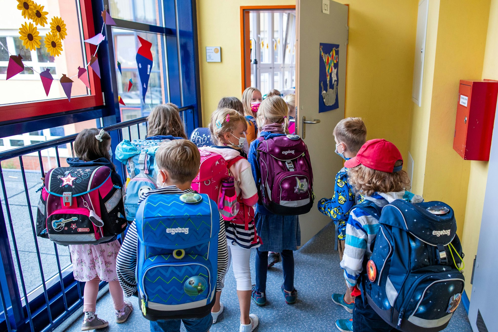 Maskenpflicht in der Schule in NRW: Ob die Maskenpflicht im Unterricht wirklich ab 2. November 2021 abgeschafft wird, ist offenbar noch nicht entschieden und soll von der Pandemie-Lage abhängig gemacht werden. Unser Symbolbild wurde 2021 in Rostock gemacht.
