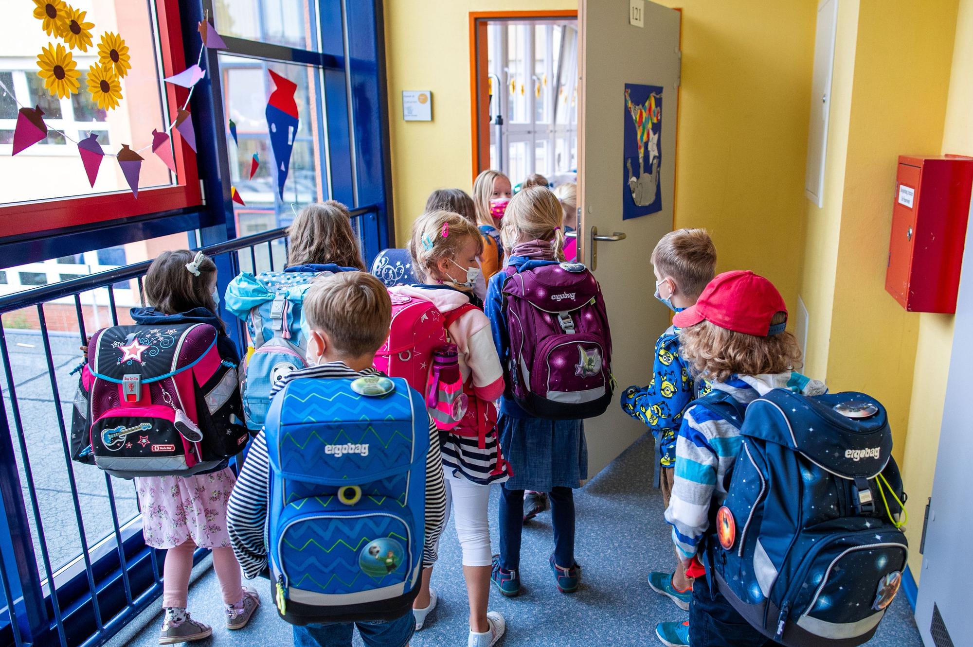Maskenpflicht in der Schule in NRW: Ob die Maskenpflicht im Unterricht wirklich ab 2. November 2021 abgeschafft wird, ist offenbar noch nicht entschieden und soll von der Pandemie-Lage abhängig gemacht werden. Unser Symbolbild wurde 2021 in Rostock gemacht.