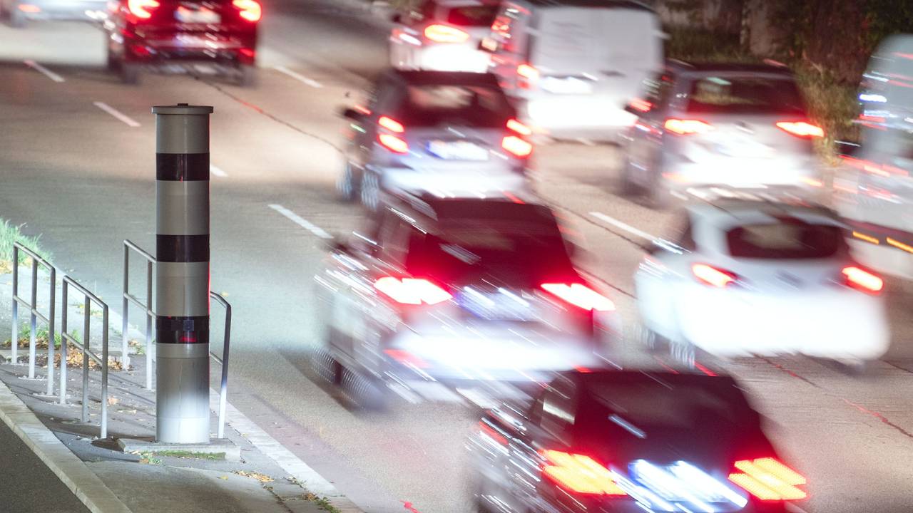 Raser und Falschparker müssen vom 9. November an tiefer in die Tasche greifen. Unser Symbolfoto, aufgenommen im Oktober 2021, zeigt eine Radarfalle in Stuttgart.