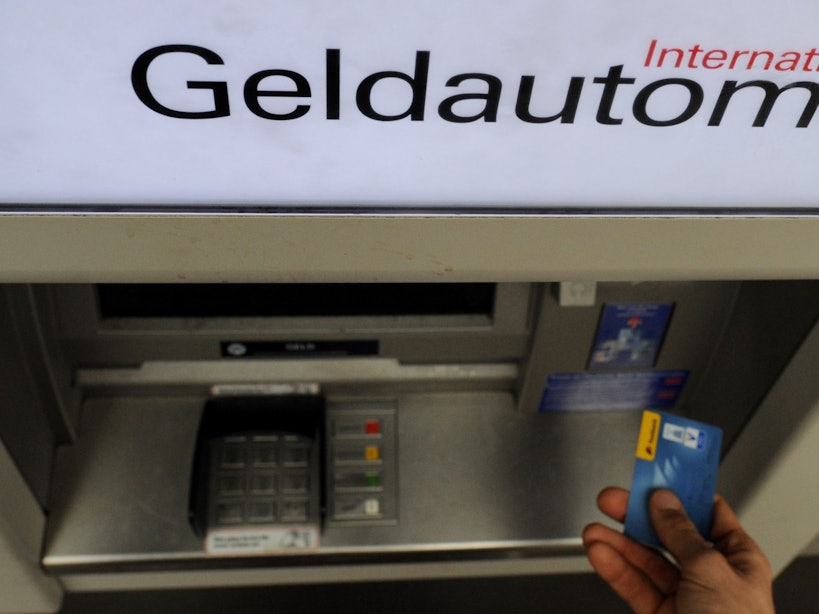 Die Postbank schließt zahlreiche Filialen. Hier ein Geldautomat, fotografiert am 8. November 2011, in Hamburg.