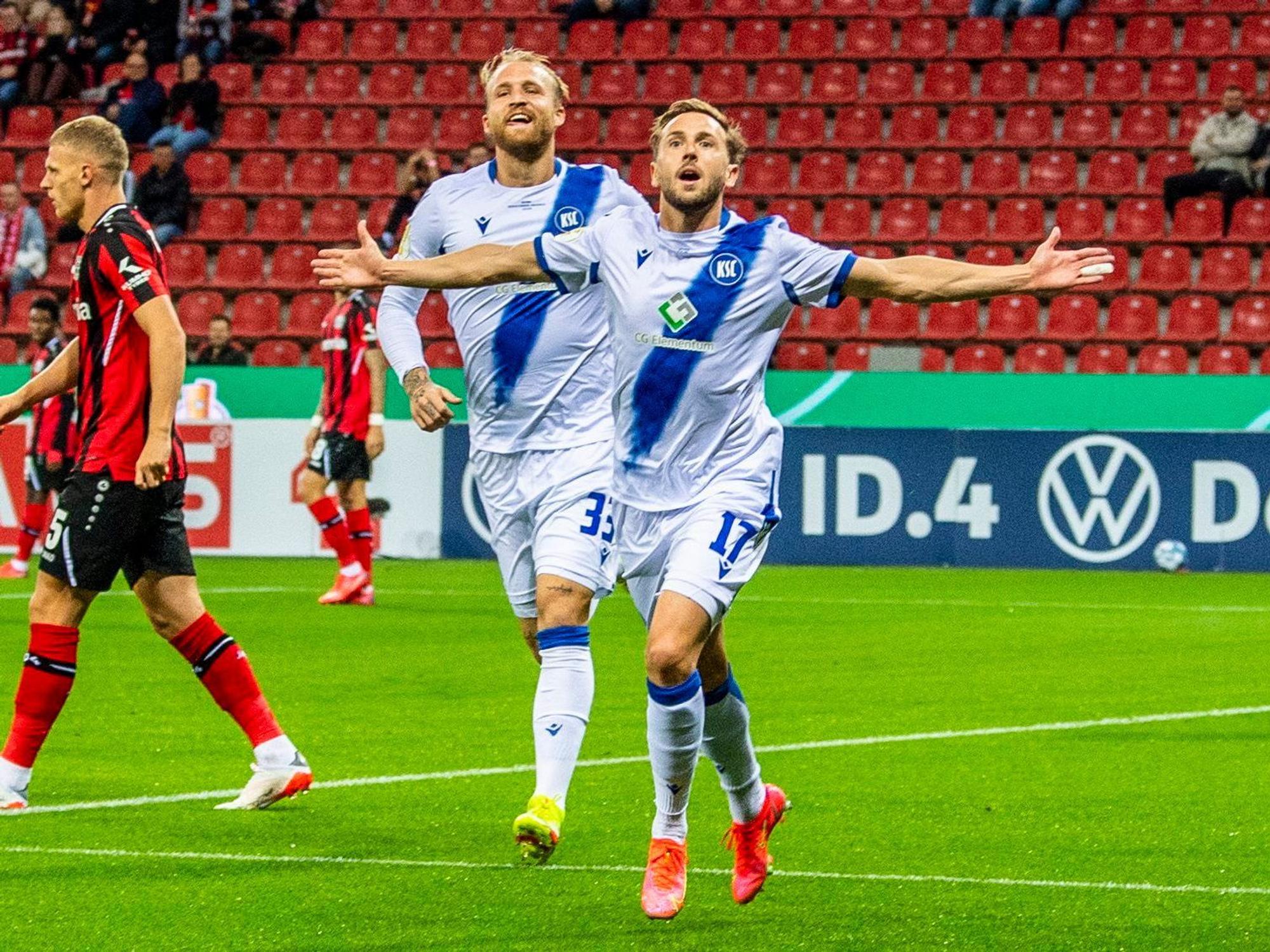 Karlsruhes Philipp Hofmann (M) und Torschütze Lucas Cueto (r) jubeln nach dem Tor zum 0:1.