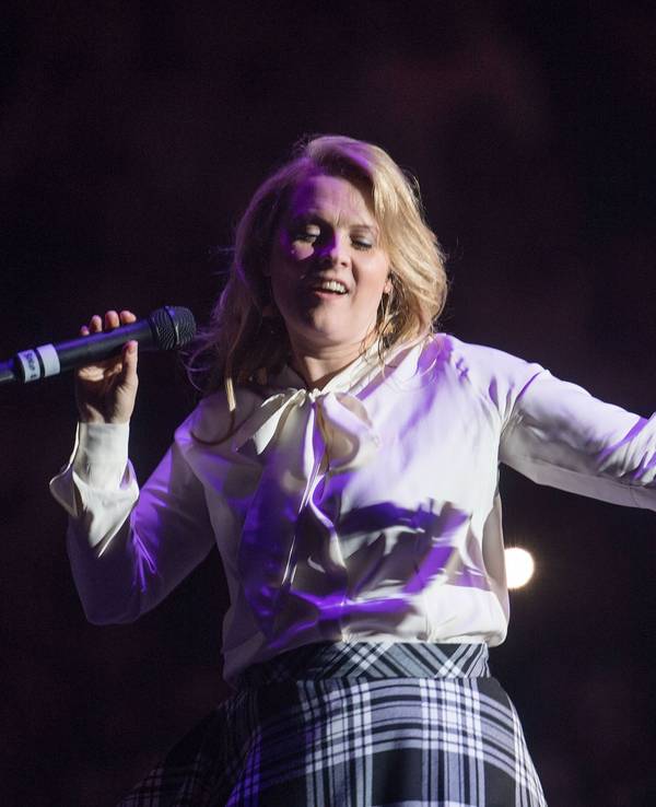 Patricia Kelly von "The Kelly Family" singt am 20.05.2017 in der Westfalenhalle in Dortmund (Nordrhein-Westfalen). 1994 starteten die Straßenmusiker vor 17 000 Menschen in der Dortmunder Westfalenhalle in die erfolgreichste Phase ihrer Karriere. Mitte Mai feiern sieben Mitglieder der Kelly Family auf eben jener Bühne ein musikalisches Familientreffen. (nur zur redaktionellen Berichterstattung) Foto: Bernd Thissen/dpa ++ +++ dpa-Bildfunk +++