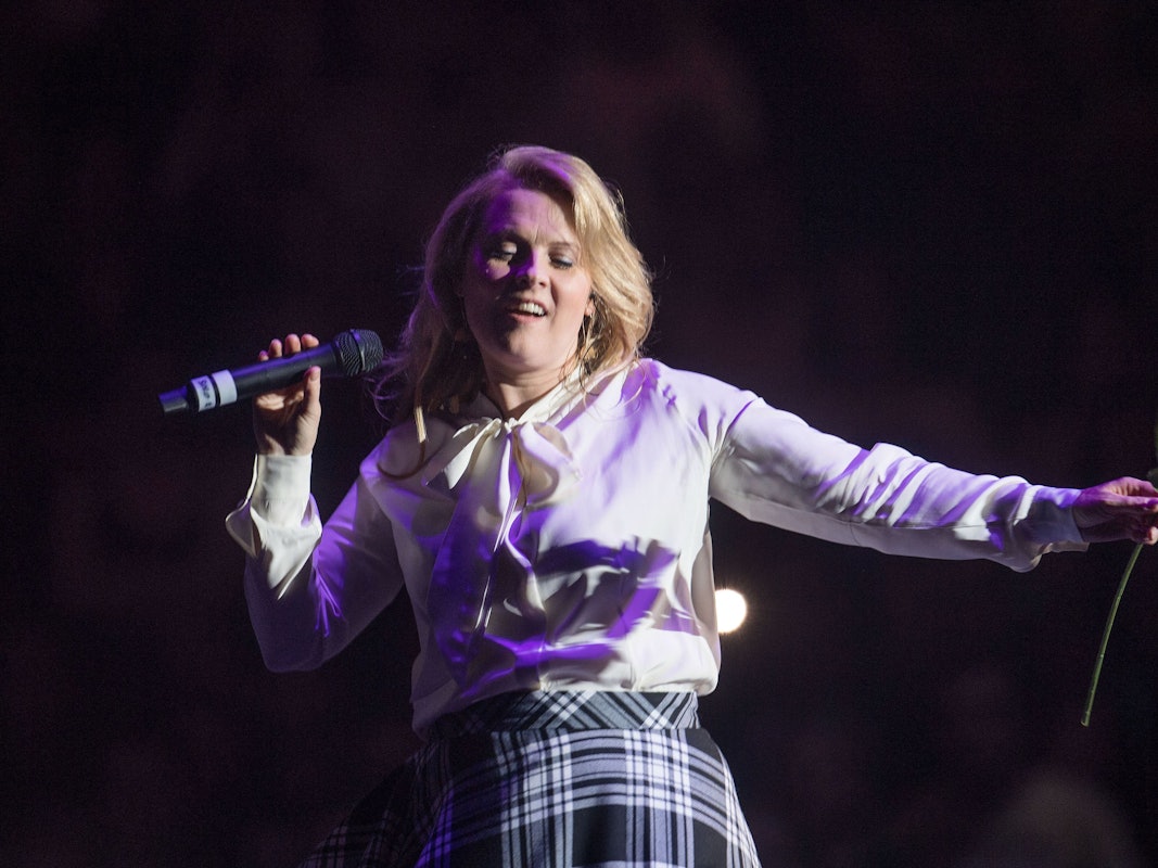 Patricia Kelly von "The Kelly Family" singt am 20.05.2017 in der Westfalenhalle in Dortmund (Nordrhein-Westfalen). 1994 starteten die Straßenmusiker vor 17 000 Menschen in der Dortmunder Westfalenhalle in die erfolgreichste Phase ihrer Karriere. Mitte Mai feiern sieben Mitglieder der Kelly Family auf eben jener Bühne ein musikalisches Familientreffen. (nur zur redaktionellen Berichterstattung) Foto: Bernd Thissen/dpa ++ +++ dpa-Bildfunk +++