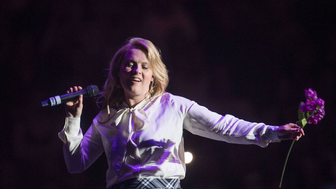 Patricia Kelly von "The Kelly Family" singt am 20.05.2017 in der Westfalenhalle in Dortmund (Nordrhein-Westfalen). 1994 starteten die Straßenmusiker vor 17 000 Menschen in der Dortmunder Westfalenhalle in die erfolgreichste Phase ihrer Karriere. Mitte Mai feiern sieben Mitglieder der Kelly Family auf eben jener Bühne ein musikalisches Familientreffen. (nur zur redaktionellen Berichterstattung) Foto: Bernd Thissen/dpa ++ +++ dpa-Bildfunk +++
