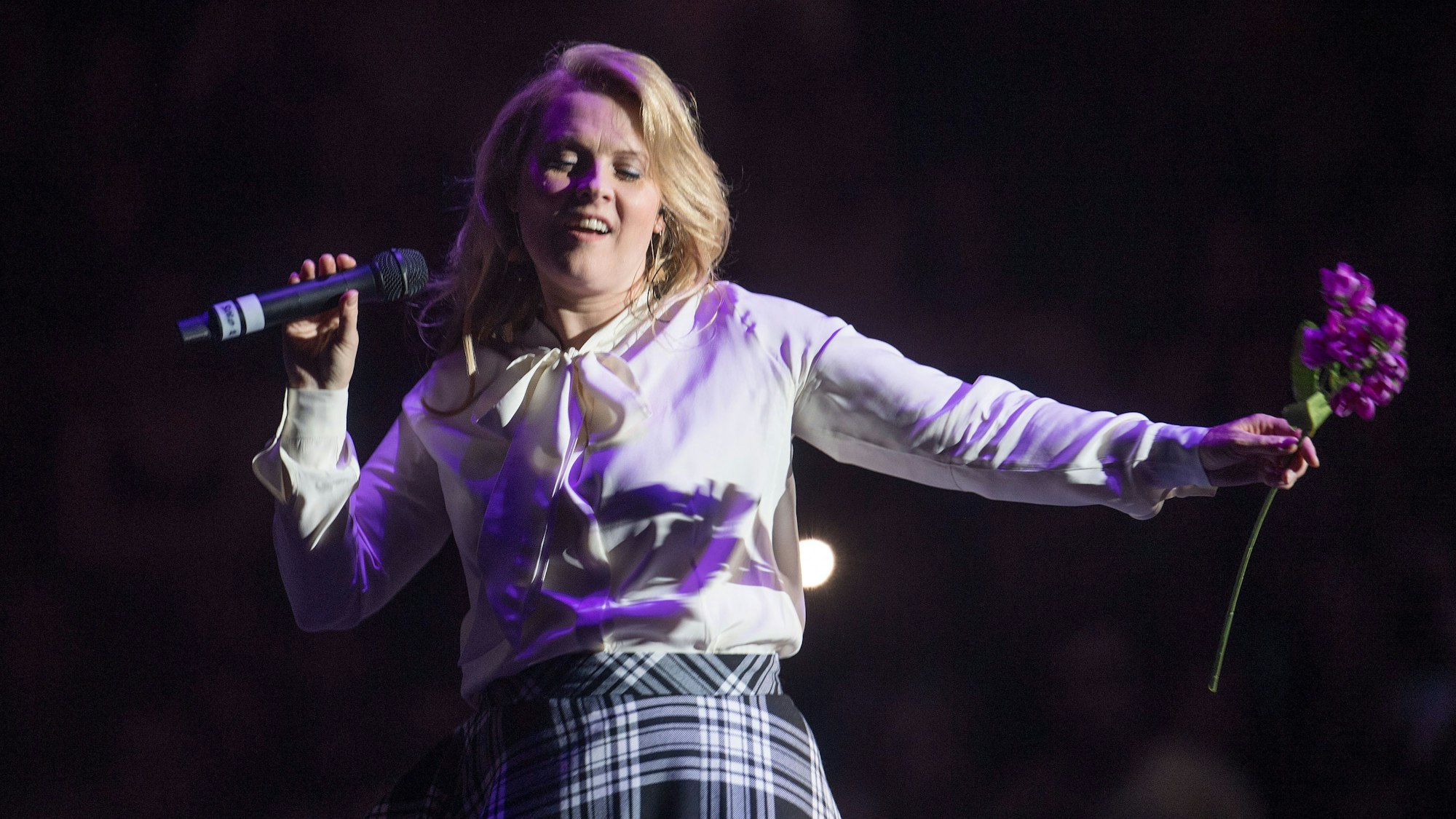 Patricia Kelly von "The Kelly Family" singt am 20.05.2017 in der Westfalenhalle in Dortmund (Nordrhein-Westfalen). 1994 starteten die Straßenmusiker vor 17 000 Menschen in der Dortmunder Westfalenhalle in die erfolgreichste Phase ihrer Karriere. Mitte Mai feiern sieben Mitglieder der Kelly Family auf eben jener Bühne ein musikalisches Familientreffen. (nur zur redaktionellen Berichterstattung) Foto: Bernd Thissen/dpa ++ +++ dpa-Bildfunk +++