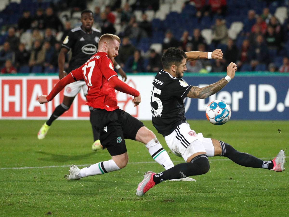 27.10.2021, HDI-Arena, Hannover, GER, DFB Pokal, 2. Hauptrunde, Hannover 96 vs Fortuna Duesseldorf, im Bild Sebastian Kerk 37, Hannover setzt sich gegen Matthias Zimmermann 25, Duesseldorf durch und erzielt das Tor zum 1:0 fuer Hannover Wichtiger Hinweis: Der DFB untersagt die Verwendung von Sequenzbildern im Internet und in Online-Medien waehrend des Spiels einschließlich Halbzeit. Sperrfrist Der DFB erlaubt die Publikation und Weiterverwertung der Bilder auf mobilfunkfaehigen Endgeraeten insbesondere MMS und ueber DVB-H und DMB erst nach Spielende. Hannover 96 vs Fortuna Duesseldorf *** 27 10 2021, HDI Arena, Hannover, GER, DFB Pokal, 2 Hauptrunde, Hannover 96 vs Fortuna Duesseldorf, pictured Sebastian Kerk 37, Hannover sets up Matthias Zimmermann 25, Duesseldorf and scores the goal to 1 0 for Hannover Important notice The DFB prohibits the use of sequence pictures on the internet and in online media during the match including half time Restriction period The DFB allows the publication and further use of the pictures on mobile devices, especially MMS and via DVB H and DMB only after the end of the match Hannover 96 vs Fortuna Duesseldorf