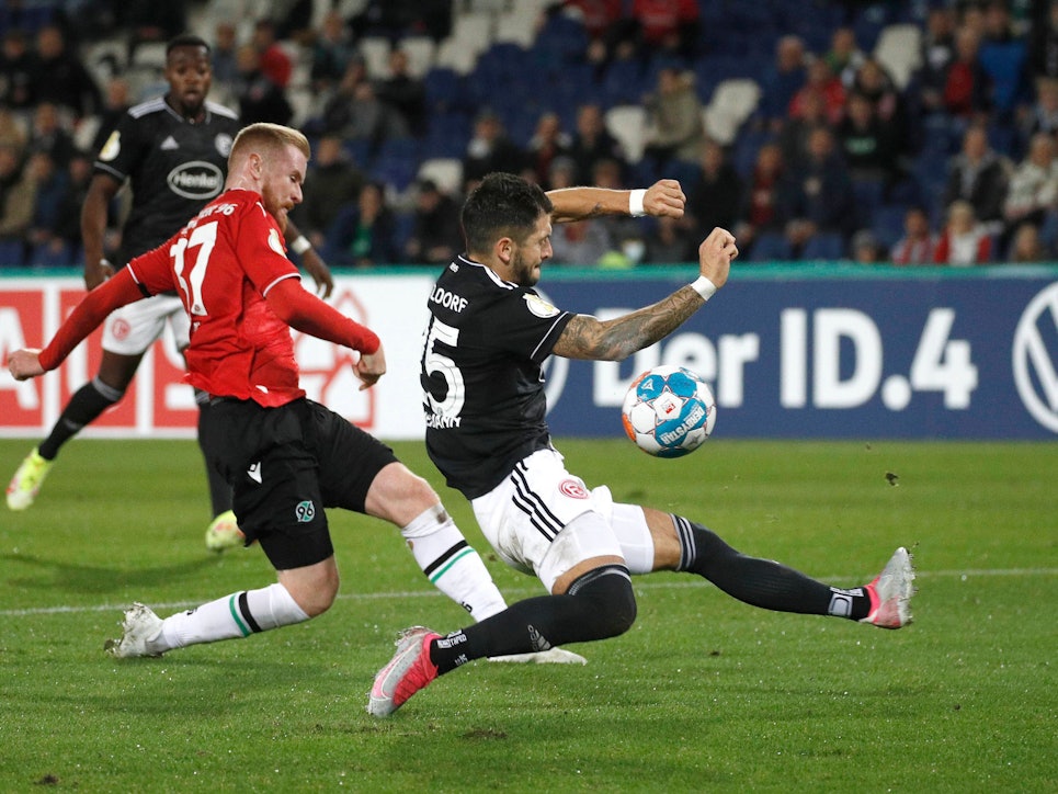 27.10.2021, HDI-Arena, Hannover, GER, DFB Pokal, 2. Hauptrunde, Hannover 96 vs Fortuna Duesseldorf, im Bild Sebastian Kerk 37, Hannover setzt sich gegen Matthias Zimmermann 25, Duesseldorf durch und erzielt das Tor zum 1:0 fuer Hannover Wichtiger Hinweis: Der DFB untersagt die Verwendung von Sequenzbildern im Internet und in Online-Medien waehrend des Spiels einschließlich Halbzeit. Sperrfrist Der DFB erlaubt die Publikation und Weiterverwertung der Bilder auf mobilfunkfaehigen Endgeraeten insbesondere MMS und ueber DVB-H und DMB erst nach Spielende. Hannover 96 vs Fortuna Duesseldorf *** 27 10 2021, HDI Arena, Hannover, GER, DFB Pokal, 2 Hauptrunde, Hannover 96 vs Fortuna Duesseldorf, pictured Sebastian Kerk 37, Hannover sets up Matthias Zimmermann 25, Duesseldorf and scores the goal to 1 0 for Hannover Important notice The DFB prohibits the use of sequence pictures on the internet and in online media during the match including half time Restriction period The DFB allows the publication and further use of the pictures on mobile devices, especially MMS and via DVB H and DMB only after the end of the match Hannover 96 vs Fortuna Duesseldorf