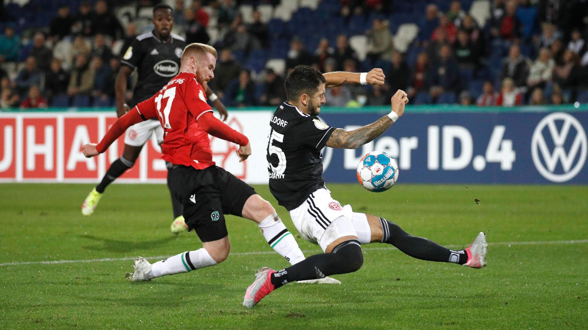 27.10.2021, HDI-Arena, Hannover, GER, DFB Pokal, 2. Hauptrunde, Hannover 96 vs Fortuna Duesseldorf, im Bild Sebastian Kerk 37, Hannover setzt sich gegen Matthias Zimmermann 25, Duesseldorf durch und erzielt das Tor zum 1:0 fuer Hannover Wichtiger Hinweis: Der DFB untersagt die Verwendung von Sequenzbildern im Internet und in Online-Medien waehrend des Spiels einschließlich Halbzeit. Sperrfrist Der DFB erlaubt die Publikation und Weiterverwertung der Bilder auf mobilfunkfaehigen Endgeraeten insbesondere MMS und ueber DVB-H und DMB erst nach Spielende. Hannover 96 vs Fortuna Duesseldorf *** 27 10 2021, HDI Arena, Hannover, GER, DFB Pokal, 2 Hauptrunde, Hannover 96 vs Fortuna Duesseldorf, pictured Sebastian Kerk 37, Hannover sets up Matthias Zimmermann 25, Duesseldorf and scores the goal to 1 0 for Hannover Important notice The DFB prohibits the use of sequence pictures on the internet and in online media during the match including half time Restriction period The DFB allows the publication and further use of the pictures on mobile devices, especially MMS and via DVB H and DMB only after the end of the match Hannover 96 vs Fortuna Duesseldorf