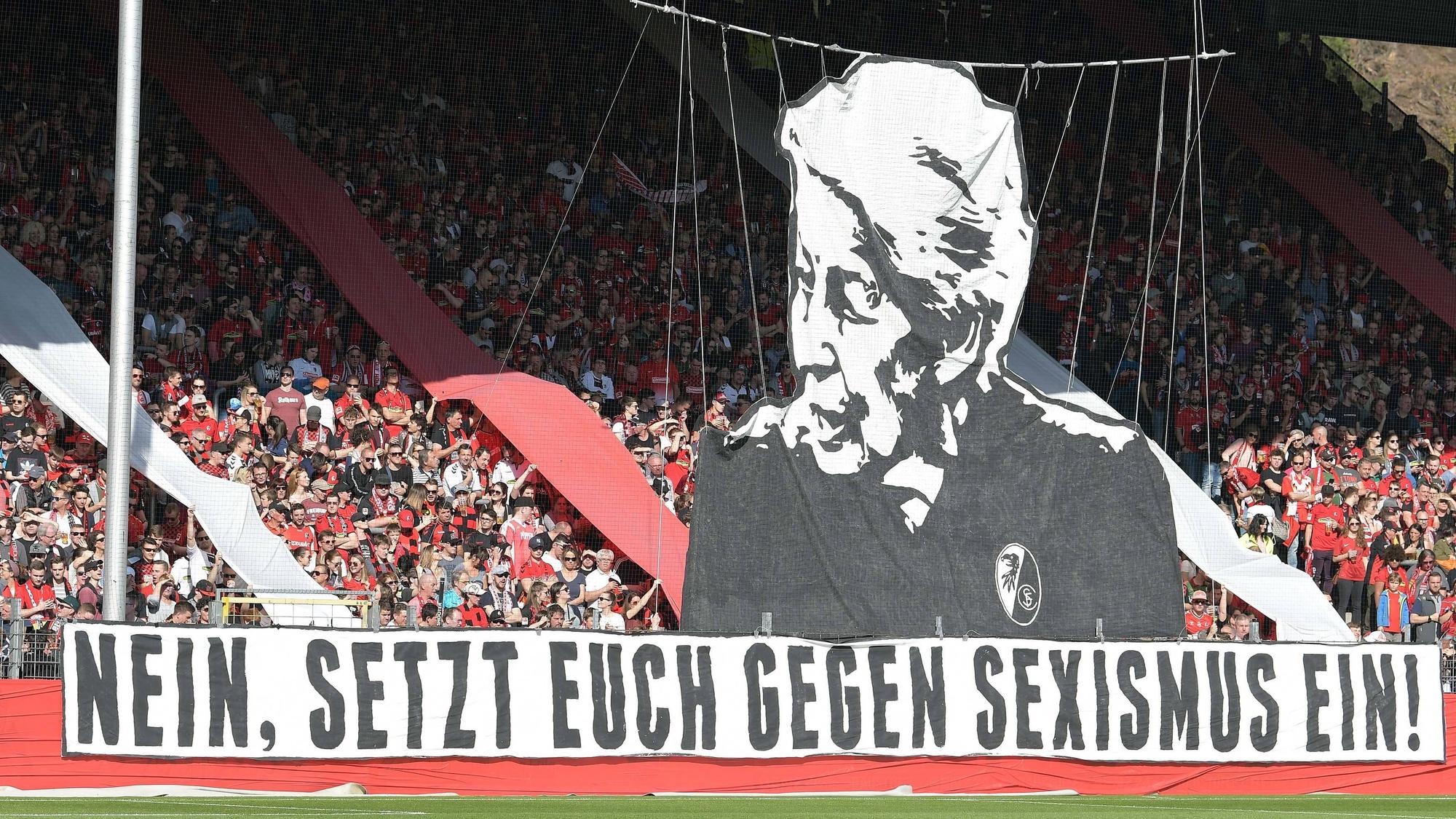 Fans des SC Freiburg zeigen ein Banner gegen Sexismus.