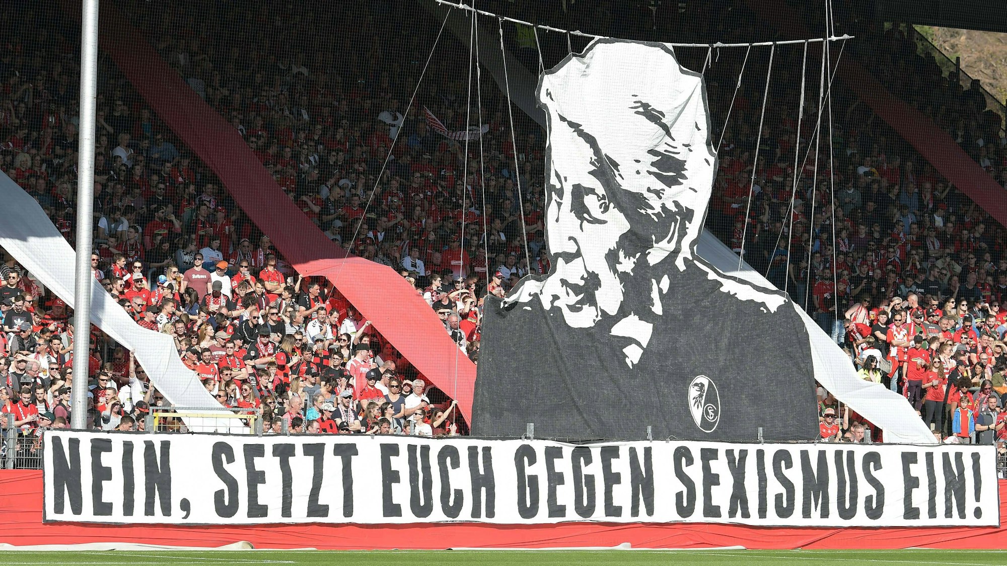 Fans des SC Freiburg zeigen ein Banner gegen Sexismus.