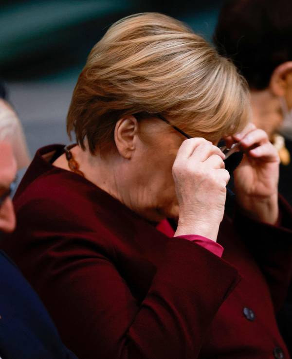 Angela Merkel neben Frank-Walter Steinmeier und Rita Süssmuth.