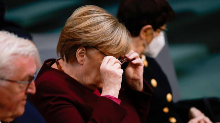 Angela Merkel neben Frank-Walter Steinmeier und Rita Süssmuth.