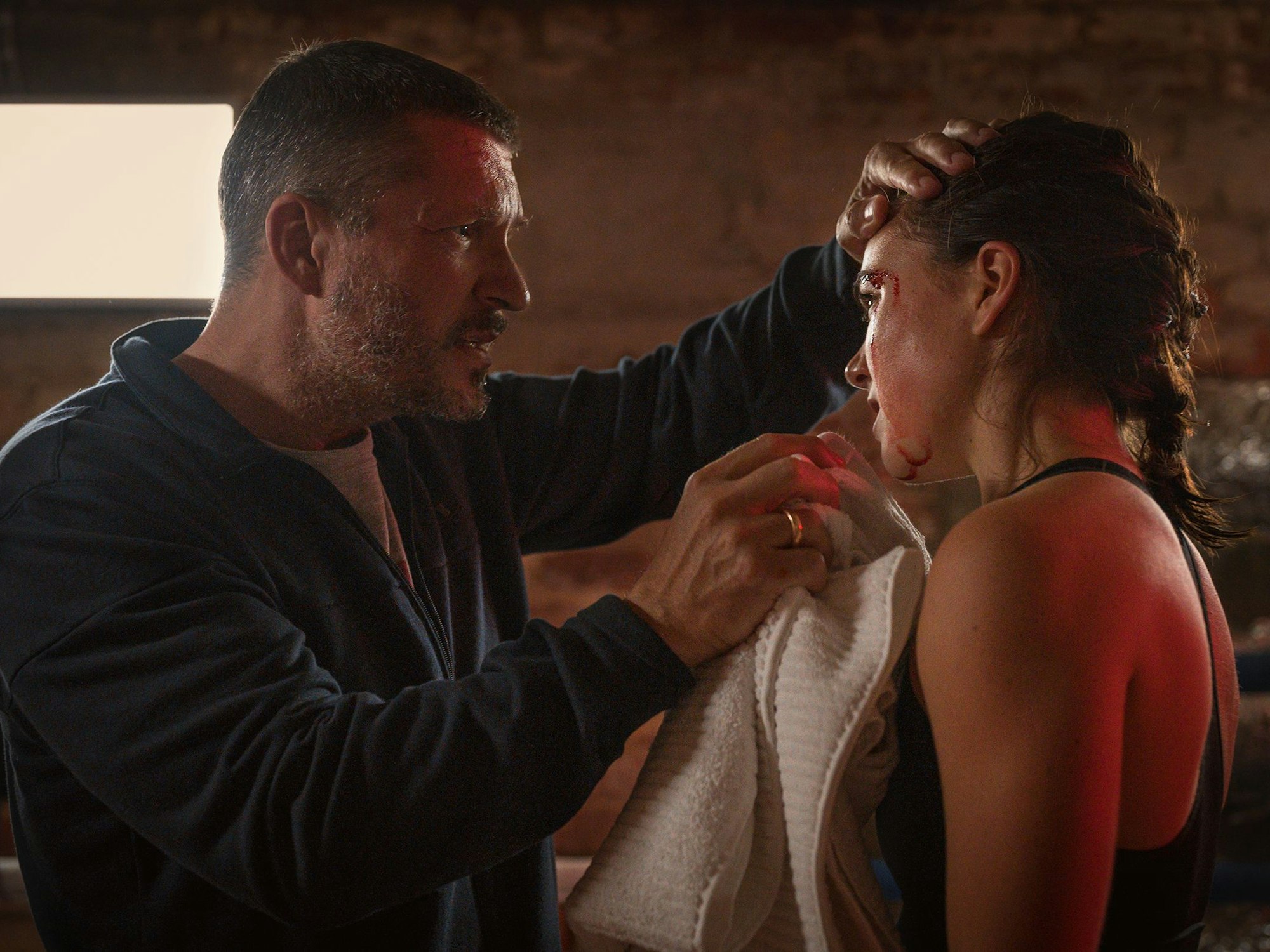 Luise Großmann in einer Filmszen mit Hardy Krüger Jr.