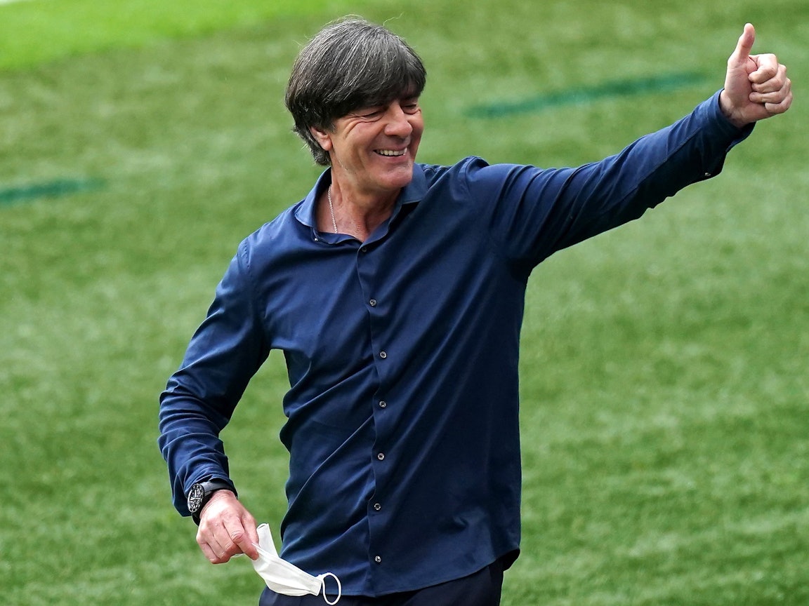 Joachim Löw reckt beim Länderspiel mit Deutschland den Daumen nach oben.