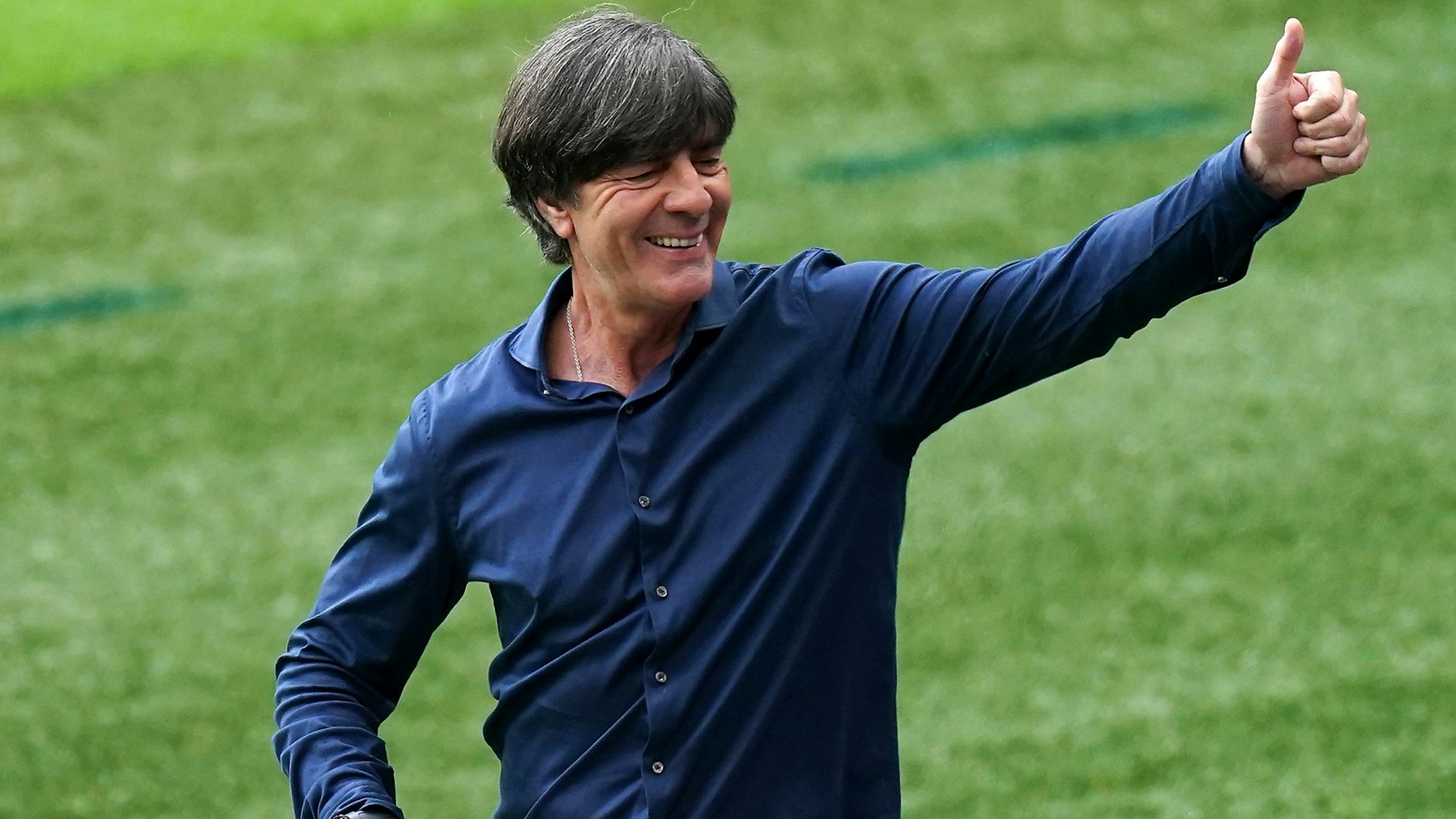 Joachim Löw reckt beim Länderspiel mit Deutschland den Daumen nach oben.