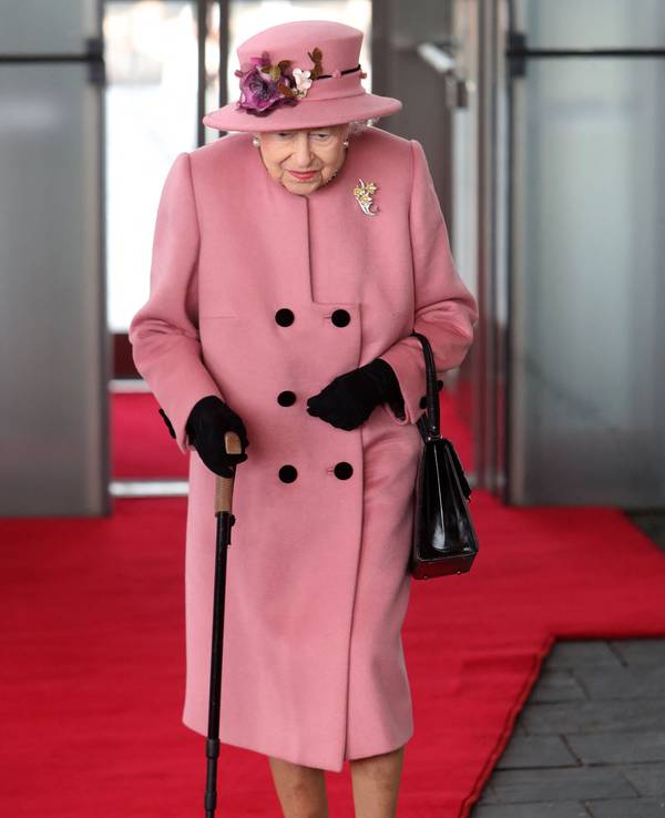 Königin Elizabeth II. am 14. Oktober 2021 bei einem Termin in Cardiff (Wales) geht an einem Stock. Jetzt hat sie aus gesundheitlichen Gründen die Teilnahme an der Weltklimakonferenz in Glasgow abgesagt.