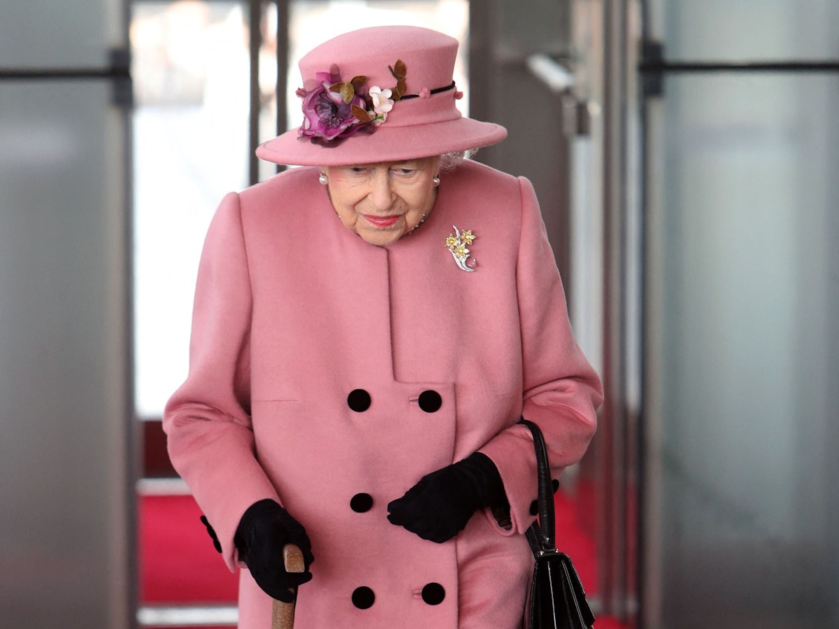 Königin Elizabeth II. am 14. Oktober 2021 bei einem Termin in Cardiff (Wales) geht an einem Stock. Jetzt hat sie aus gesundheitlichen Gründen die Teilnahme an der Weltklimakonferenz in Glasgow abgesagt.