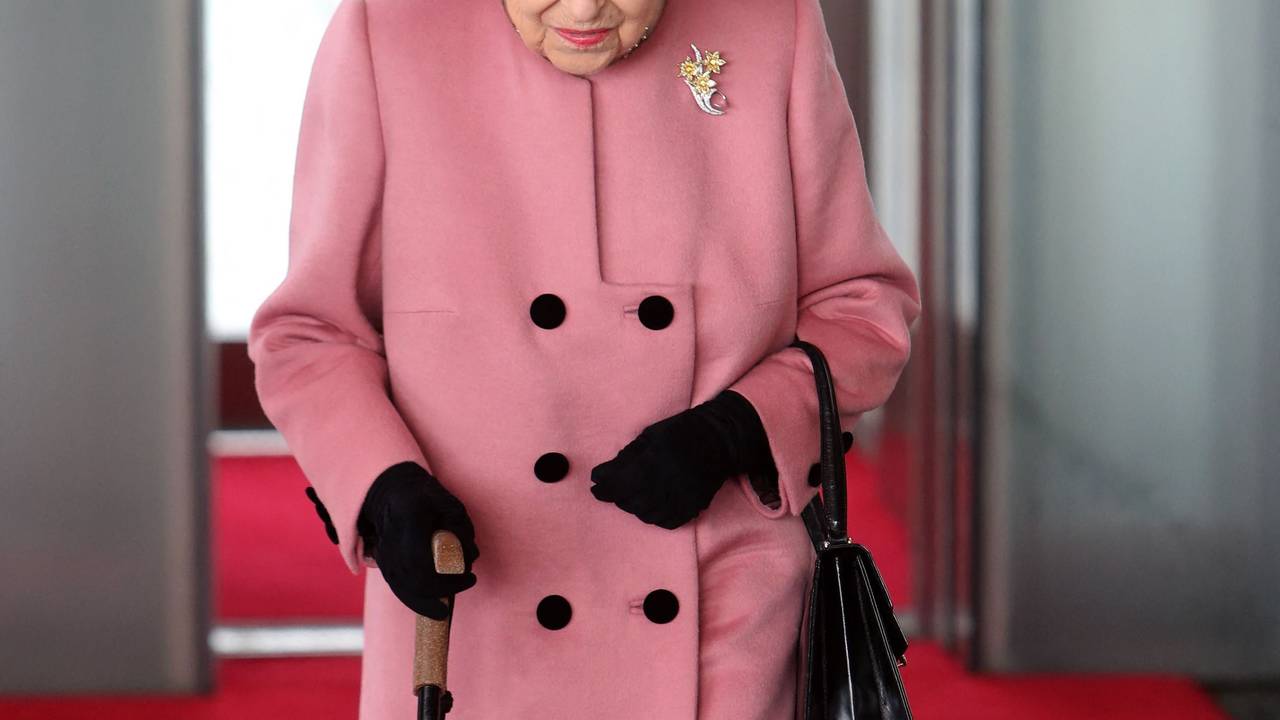 Königin Elizabeth II. am 14. Oktober 2021 bei einem Termin in Cardiff (Wales) geht an einem Stock. Jetzt hat sie aus gesundheitlichen Gründen die Teilnahme an der Weltklimakonferenz in Glasgow abgesagt.