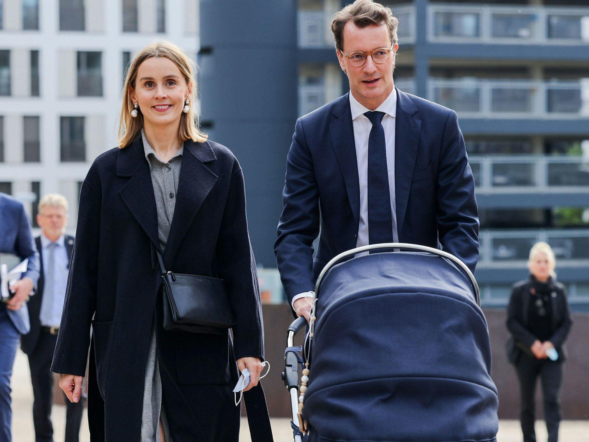 Hendrik Wüst (CDU), amtierender Landesverkehrsminister und Kandidat für den Posten des Ministerpräsidenten, kommt am 27. Oktober 2021 mit seiner Ehefrau Katharina und Tochter Philippa zum Landtag.