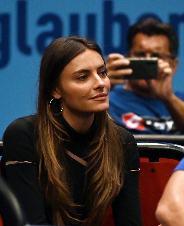 SophiaThomalla schaut beim Spiel von Alexander Zverev in Wien auf den Tennisplatz.