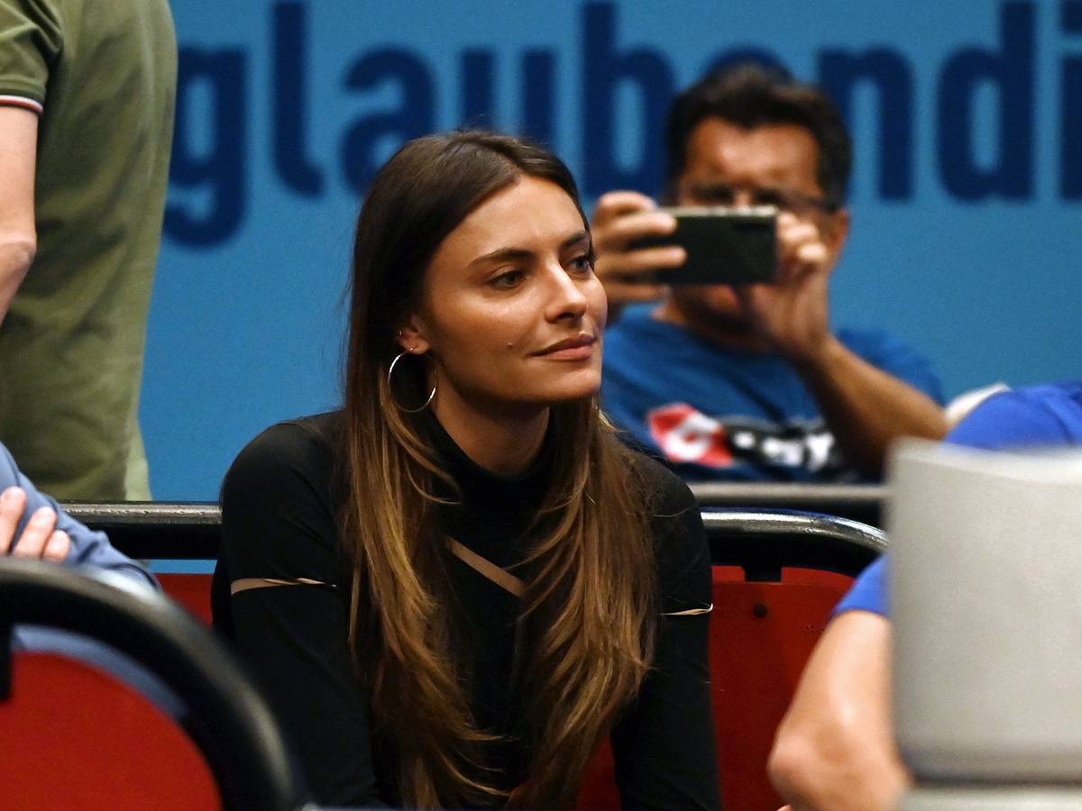 SophiaThomalla schaut beim Spiel von Alexander Zverev in Wien auf den Tennisplatz.