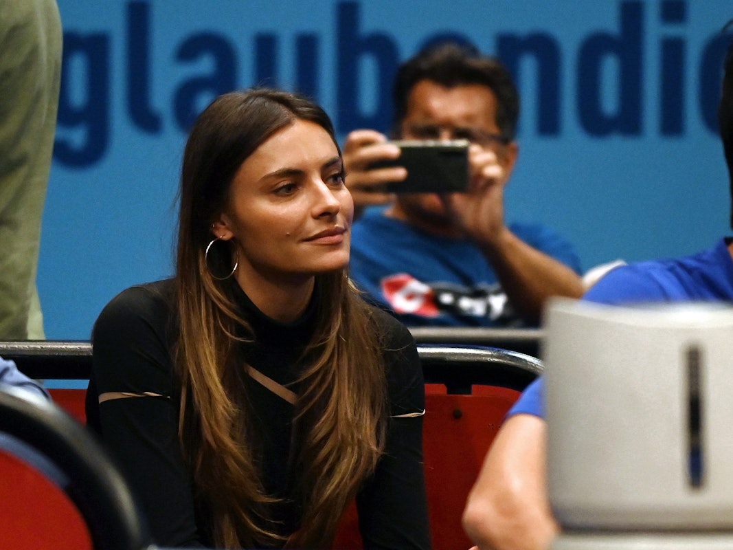 SophiaThomalla schaut beim Spiel von Alexander Zverev in Wien auf den Tennisplatz.