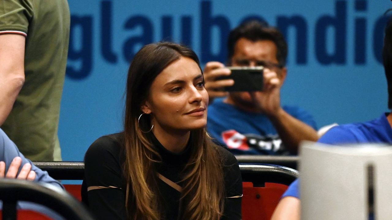 SophiaThomalla schaut beim Spiel von Alexander Zverev in Wien auf den Tennisplatz.