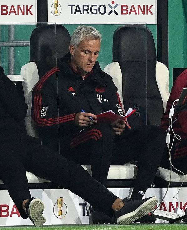 Hasan Salihamidzic und Dino Toppmöller vom FC Bayern München auf der Bank.