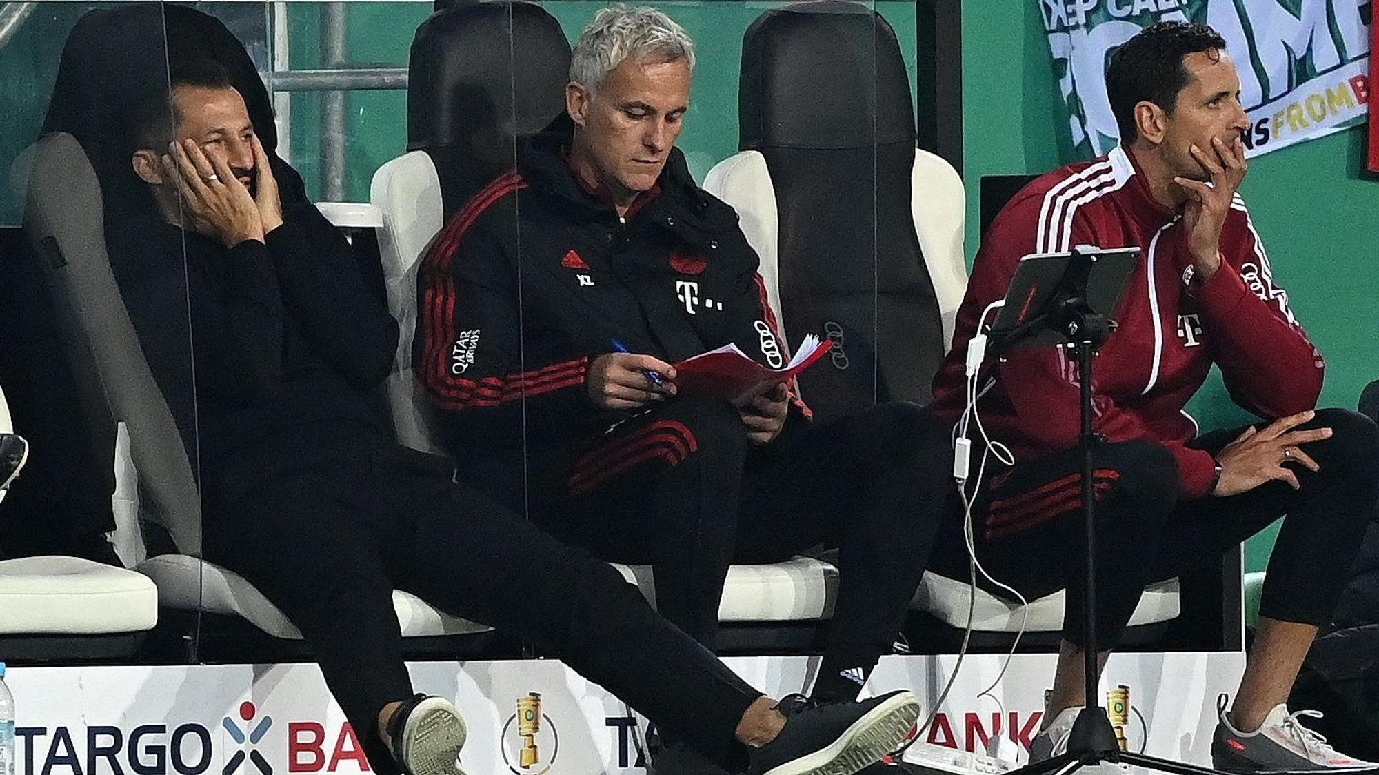 Hasan Salihamidzic und Dino Toppmöller vom FC Bayern München auf der Bank.