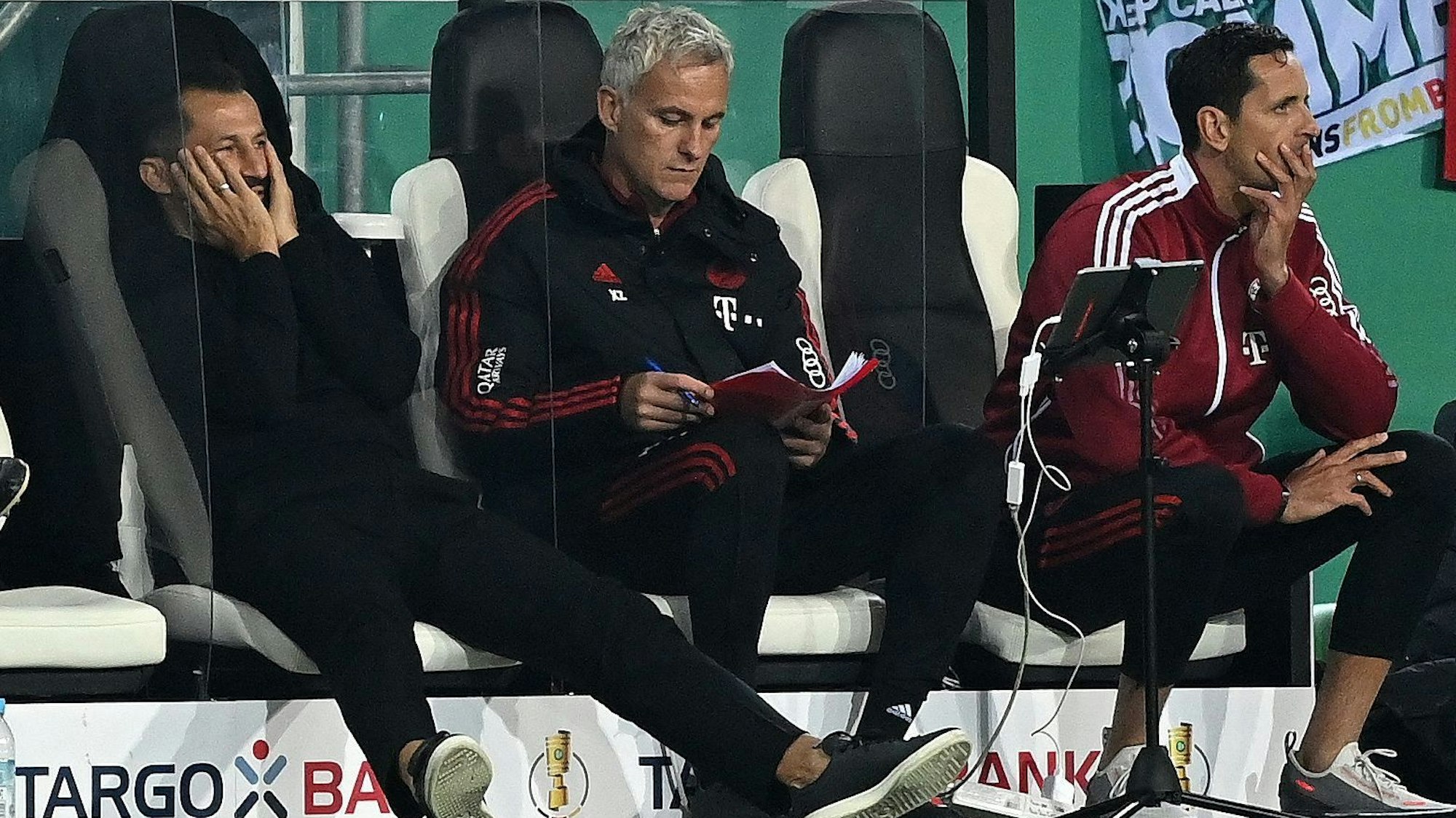 Hasan Salihamidzic und Dino Toppmöller vom FC Bayern München auf der Bank.