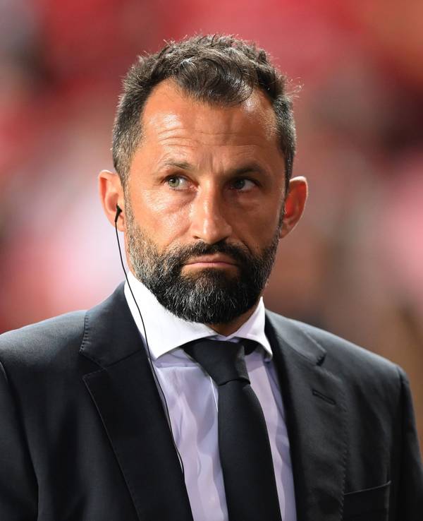 Hasan Salihamidzic steht beim Spiel von Bayern München in der Champions League am Spielfeldrand.