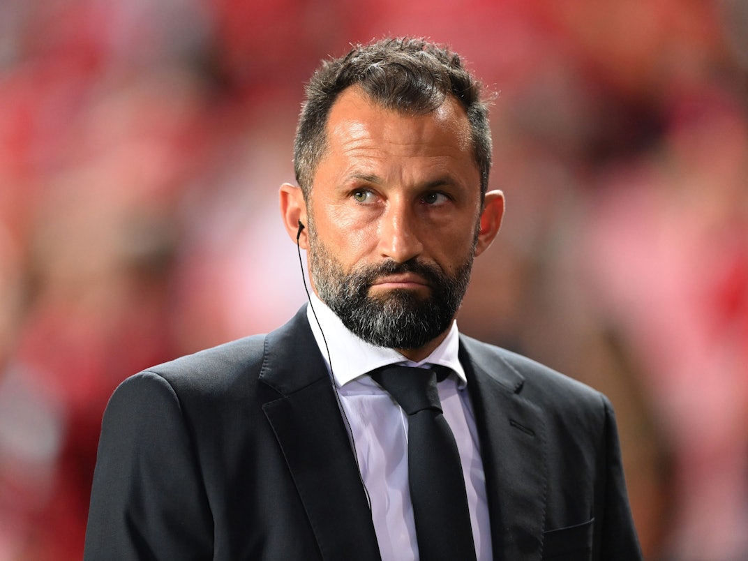 Hasan Salihamidzic steht beim Spiel von Bayern München in der Champions League am Spielfeldrand.