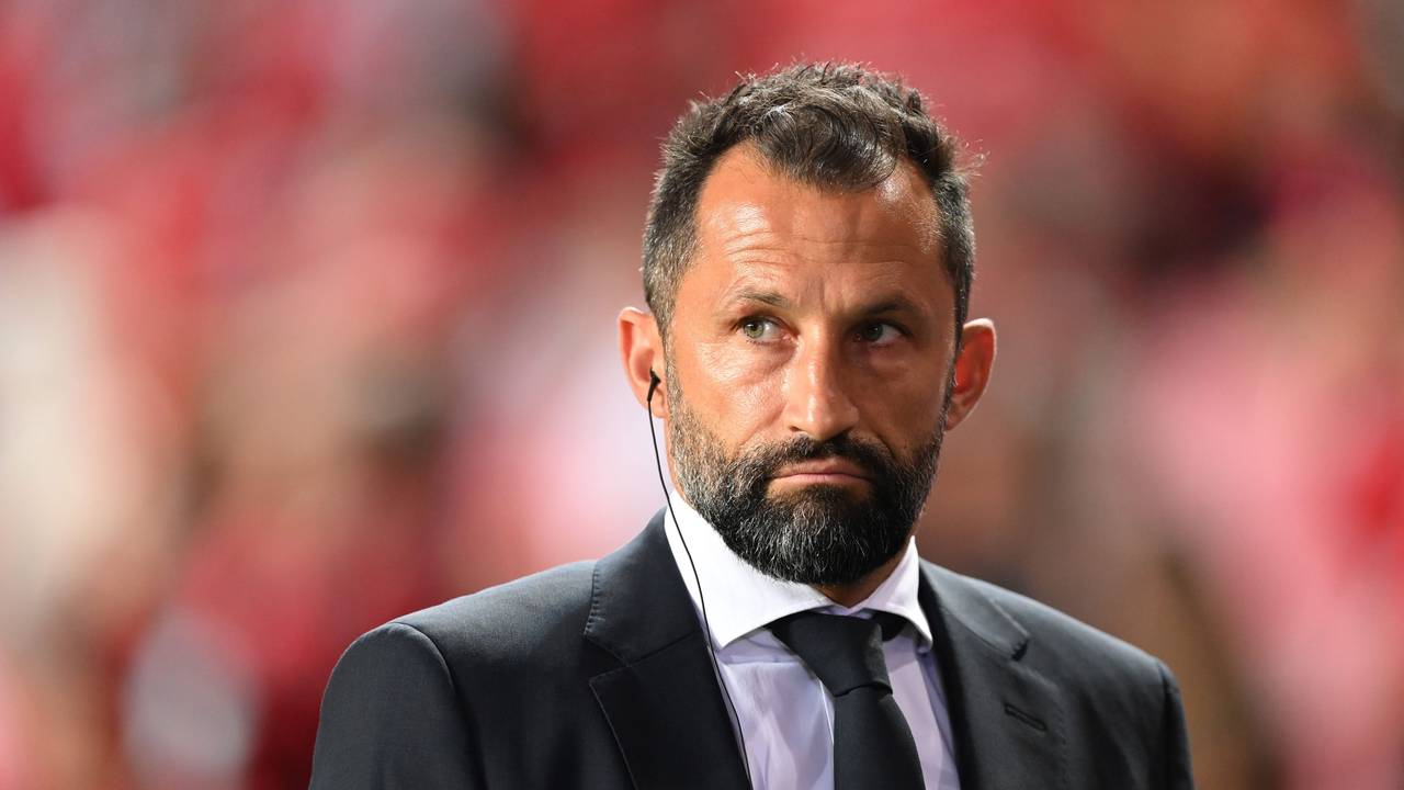 Hasan Salihamidzic steht beim Spiel von Bayern München in der Champions League am Spielfeldrand.