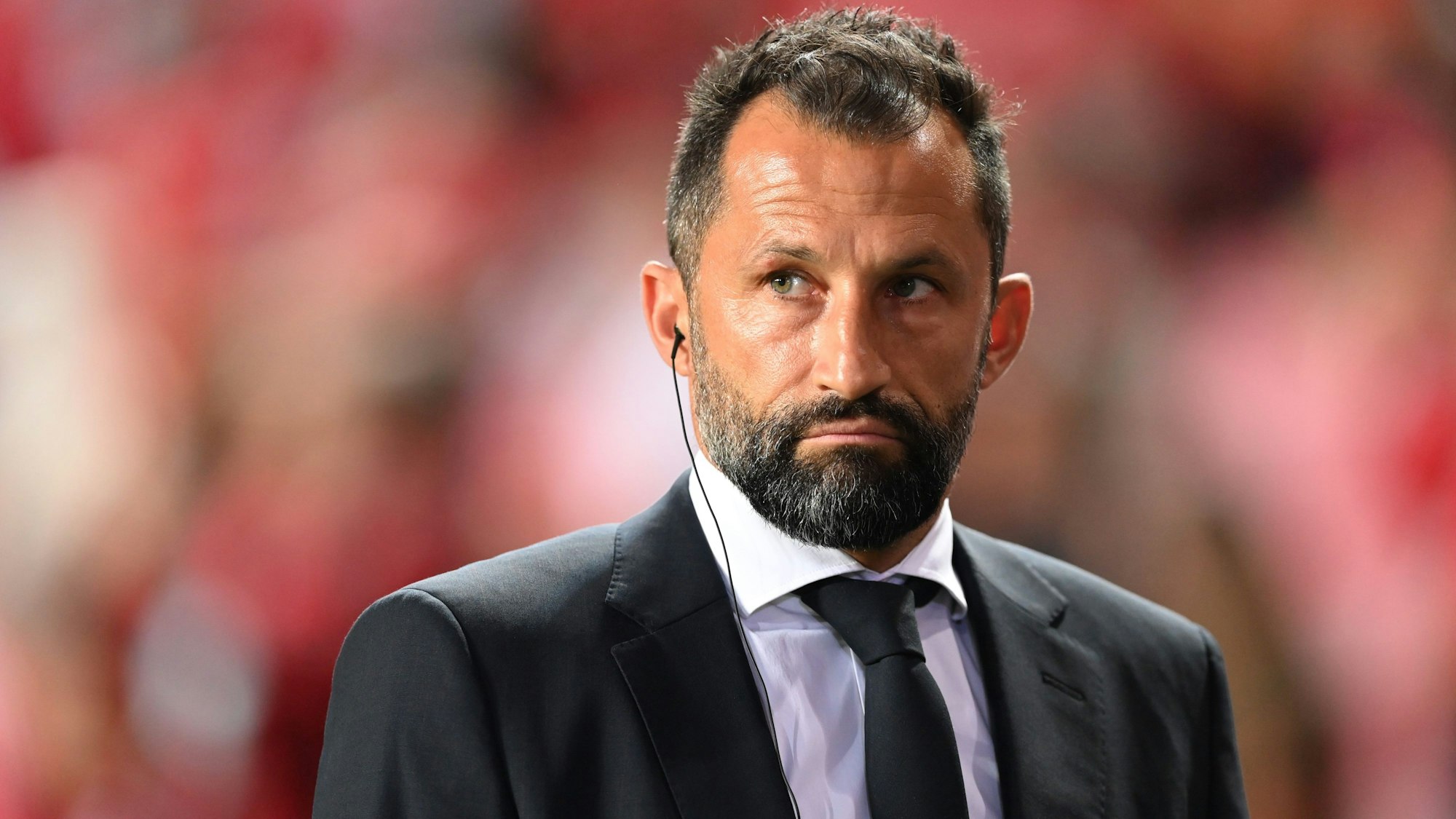 Hasan Salihamidzic steht beim Spiel von Bayern München in der Champions League am Spielfeldrand.