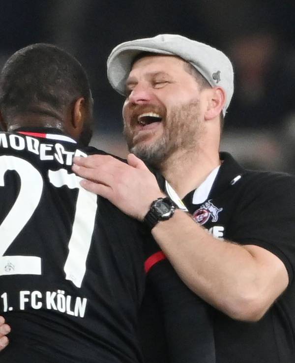 Steffen Baumgart und Anthony Modeste herzen sich nach dem Sieg im Pokal beim VfB Stutgart.