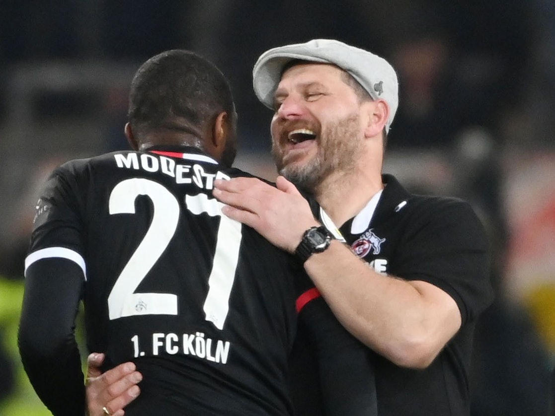 Steffen Baumgart und Anthony Modeste herzen sich nach dem Sieg im Pokal beim VfB Stuttgart.