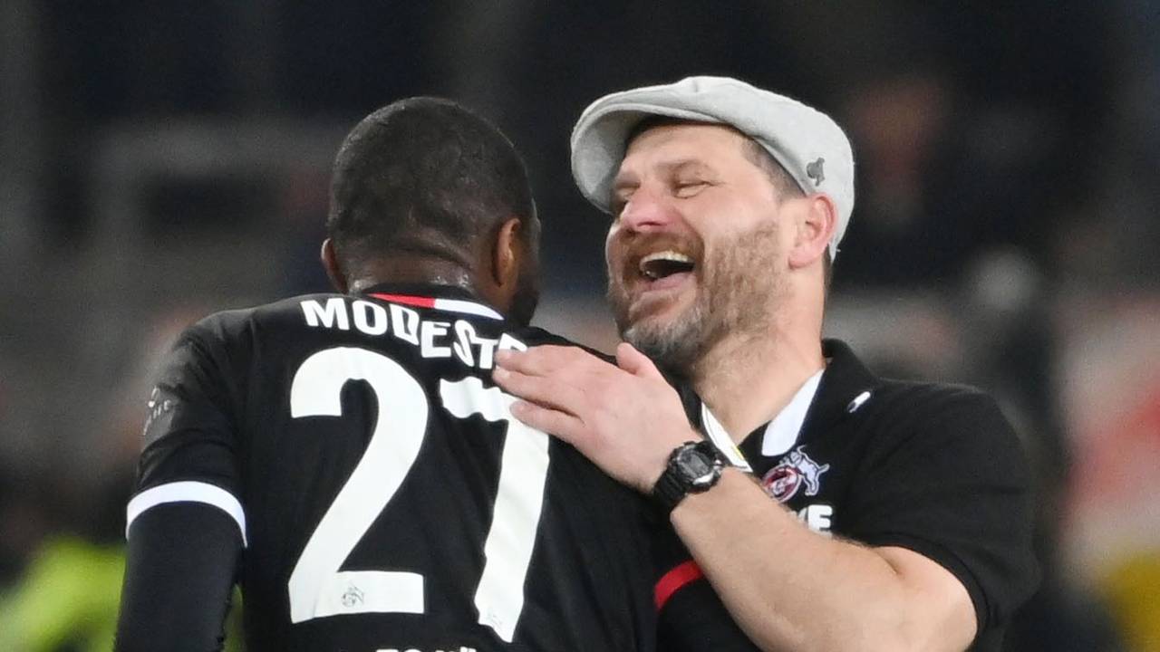 Steffen Baumgart und Anthony Modeste herzen sich nach dem Sieg im Pokal beim VfB Stutgart.