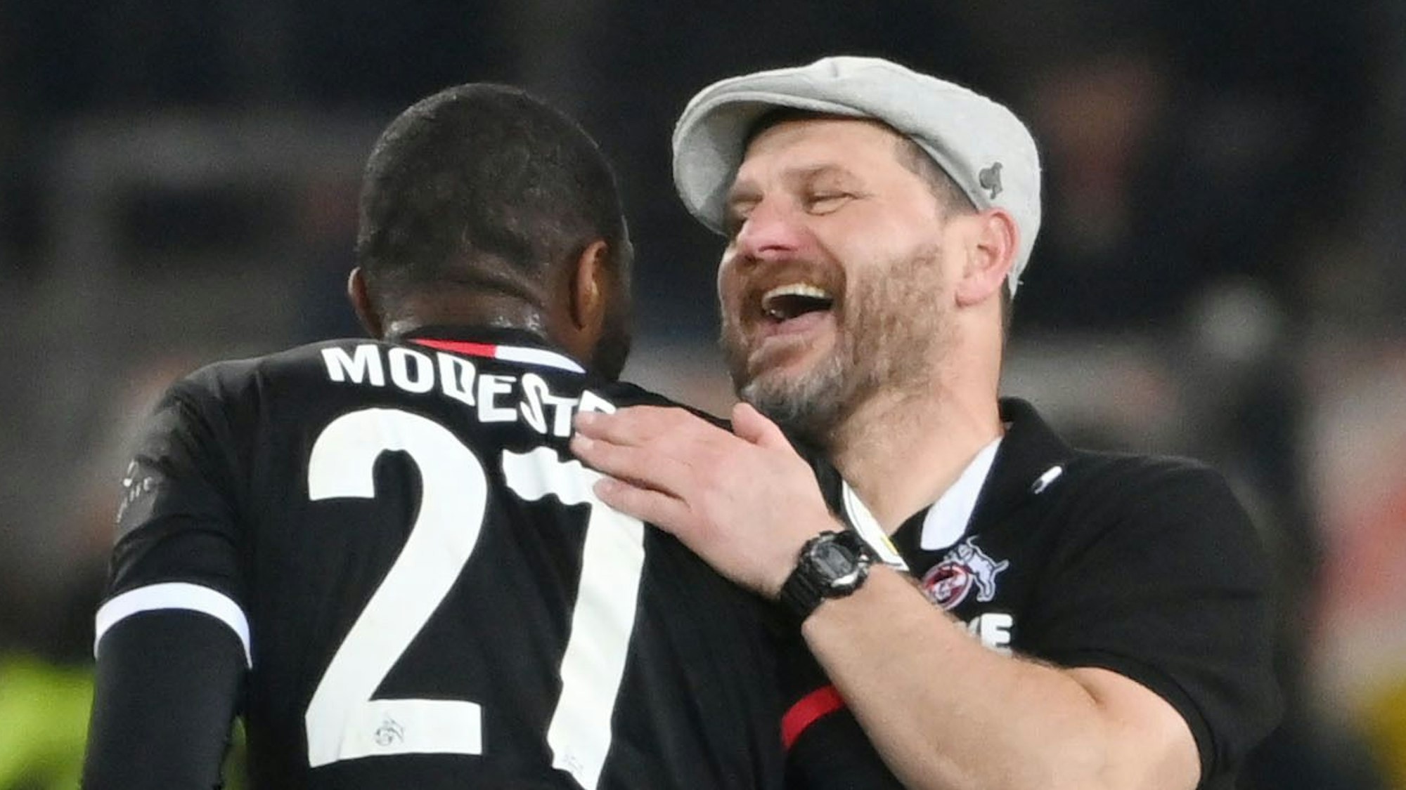 Steffen Baumgart und Anthony Modeste herzen sich nach dem Sieg im Pokal beim VfB Stutgart.