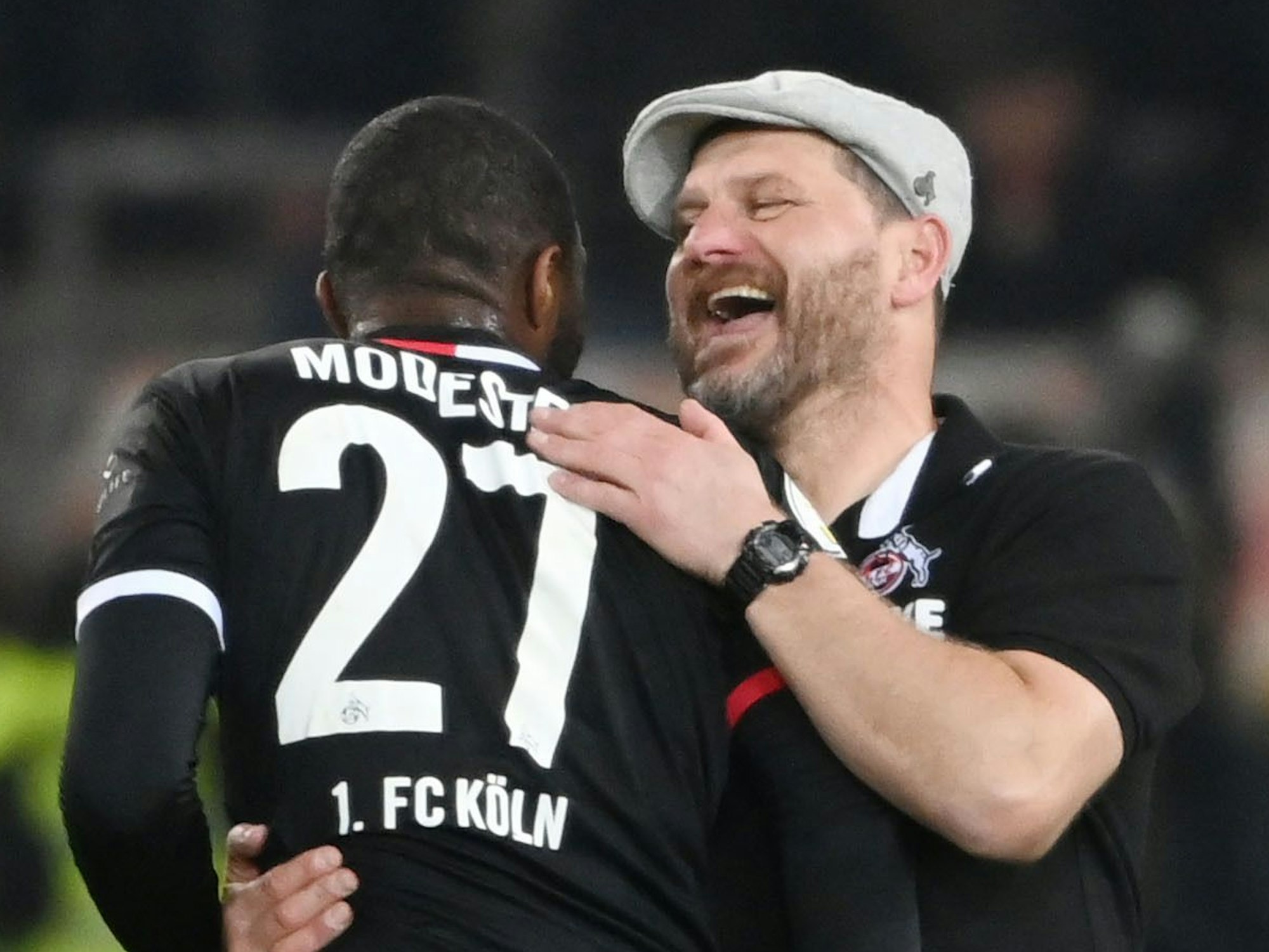 Steffen Baumgart und Anthony Modeste herzen sich nach dem Sieg im Pokal beim VfB Stuttgart.