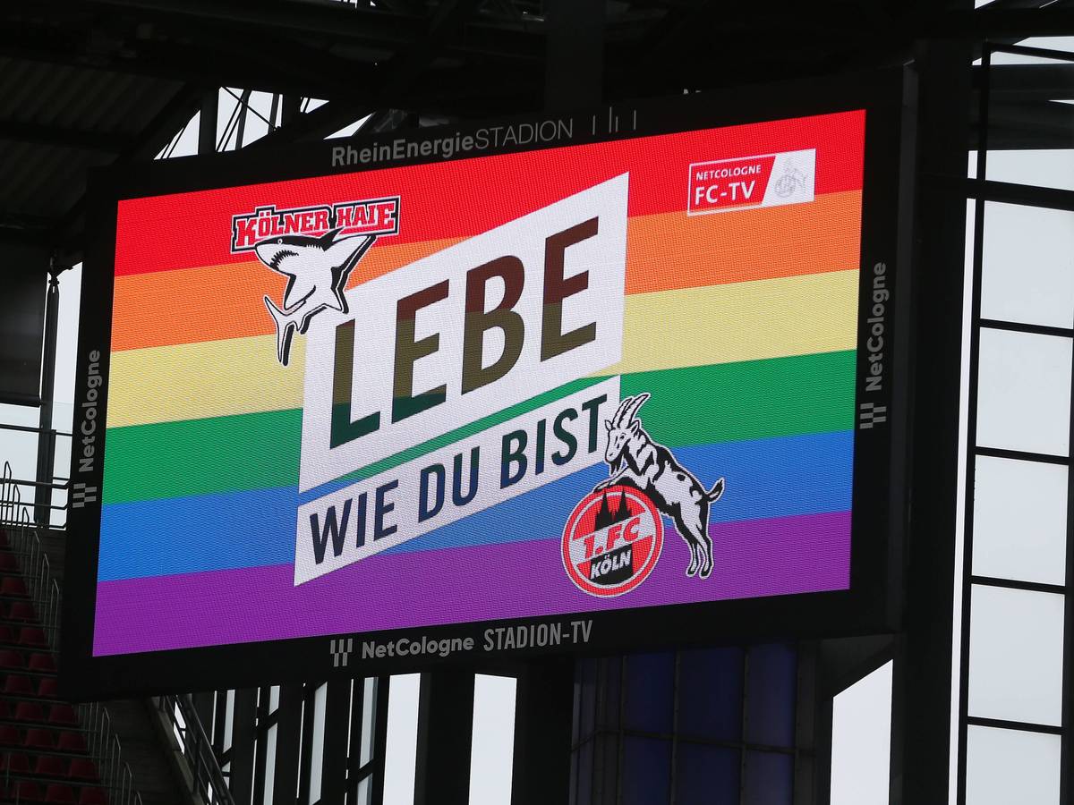 Der 1. FC Köln und die Kölner Haie ermutigen ihre Anhängerinnen und Anhänger auf der Anzeigetafel, so zu leben, wie sie wollen.