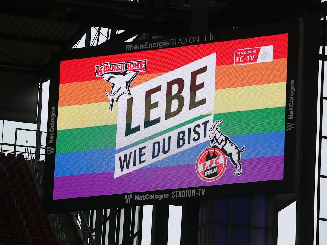 Der 1. FC Köln und die Kölner Haie ermutigen ihre Anhängerinnen und Anhänger auf der Anzeigetafel, so zu leben, wie sie wollen.