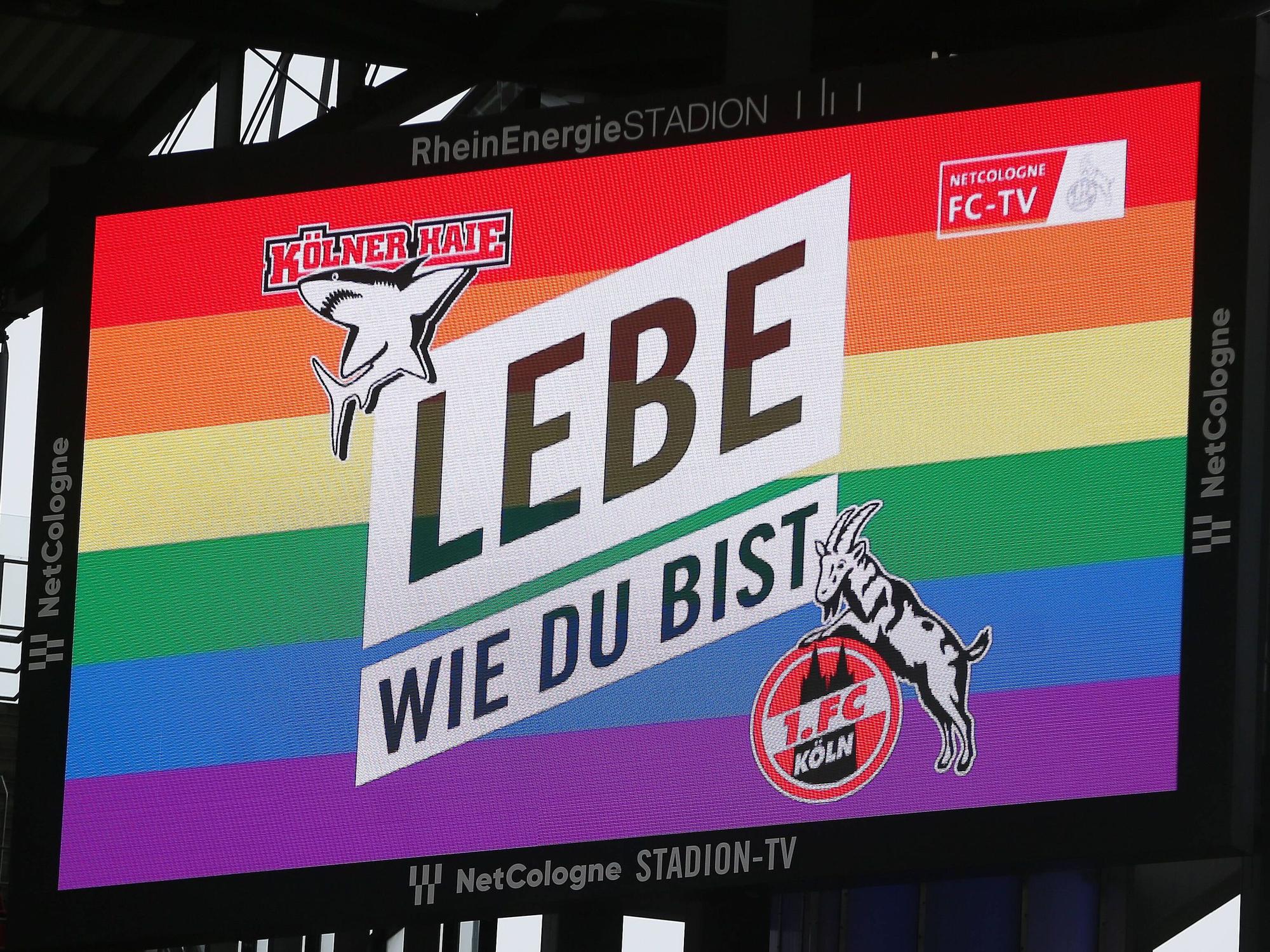 Der 1. FC Köln und die Kölner Haie ermutigen ihre Anhängerinnen und Anhänger auf der Anzeigetafel, so zu leben, wie sie wollen.