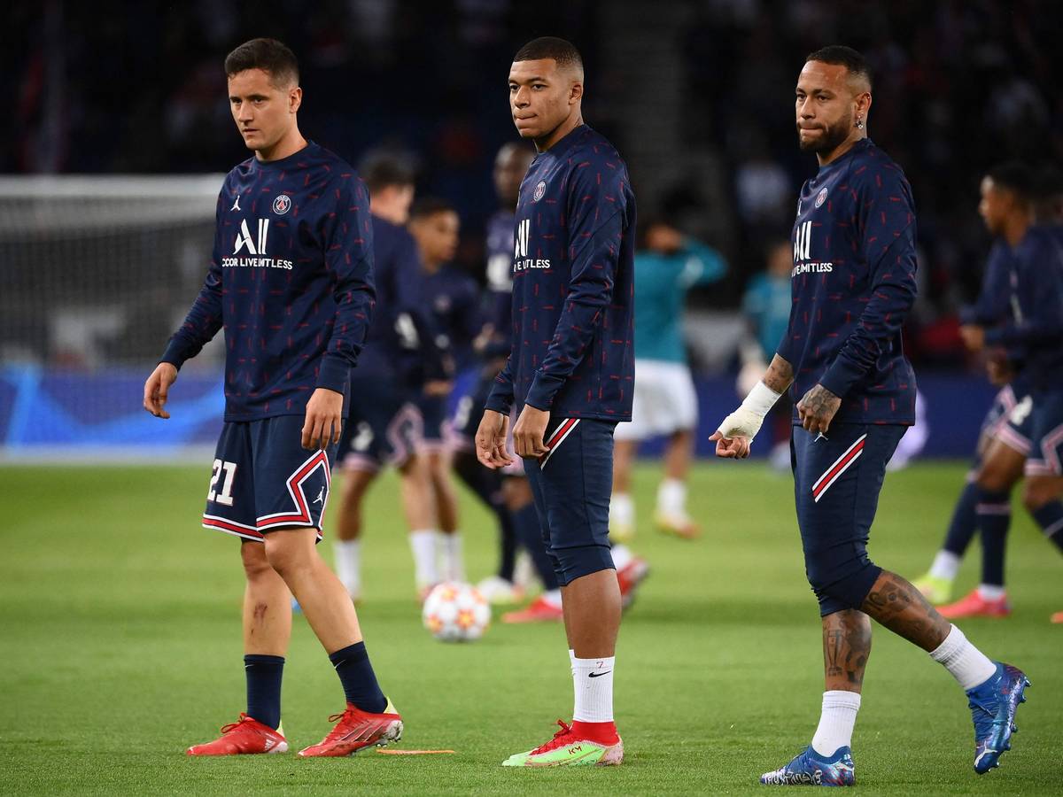 Ander Herrera steht beim Aufwärmen neben Kylian Mbappé und Neymar.