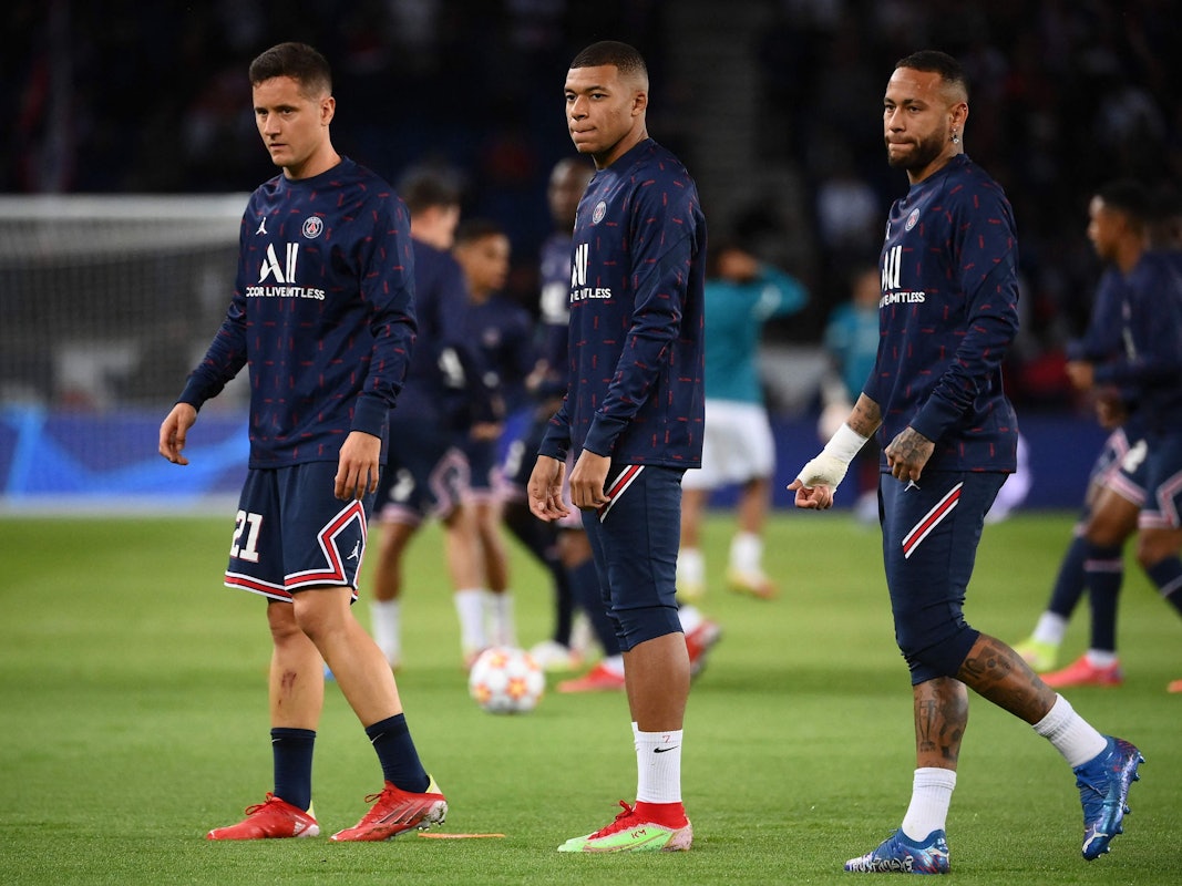 Ander Herrera steht beim Aufwärmen neben Kylian Mbappé und Neymar.