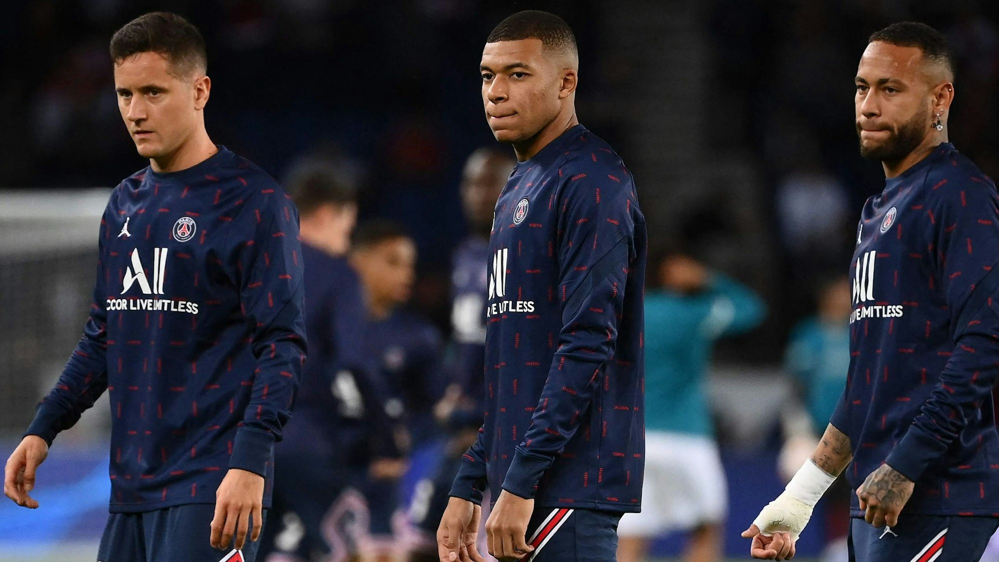 Ander Herrera steht beim Aufwärmen neben Kylian Mbappé und Neymar.