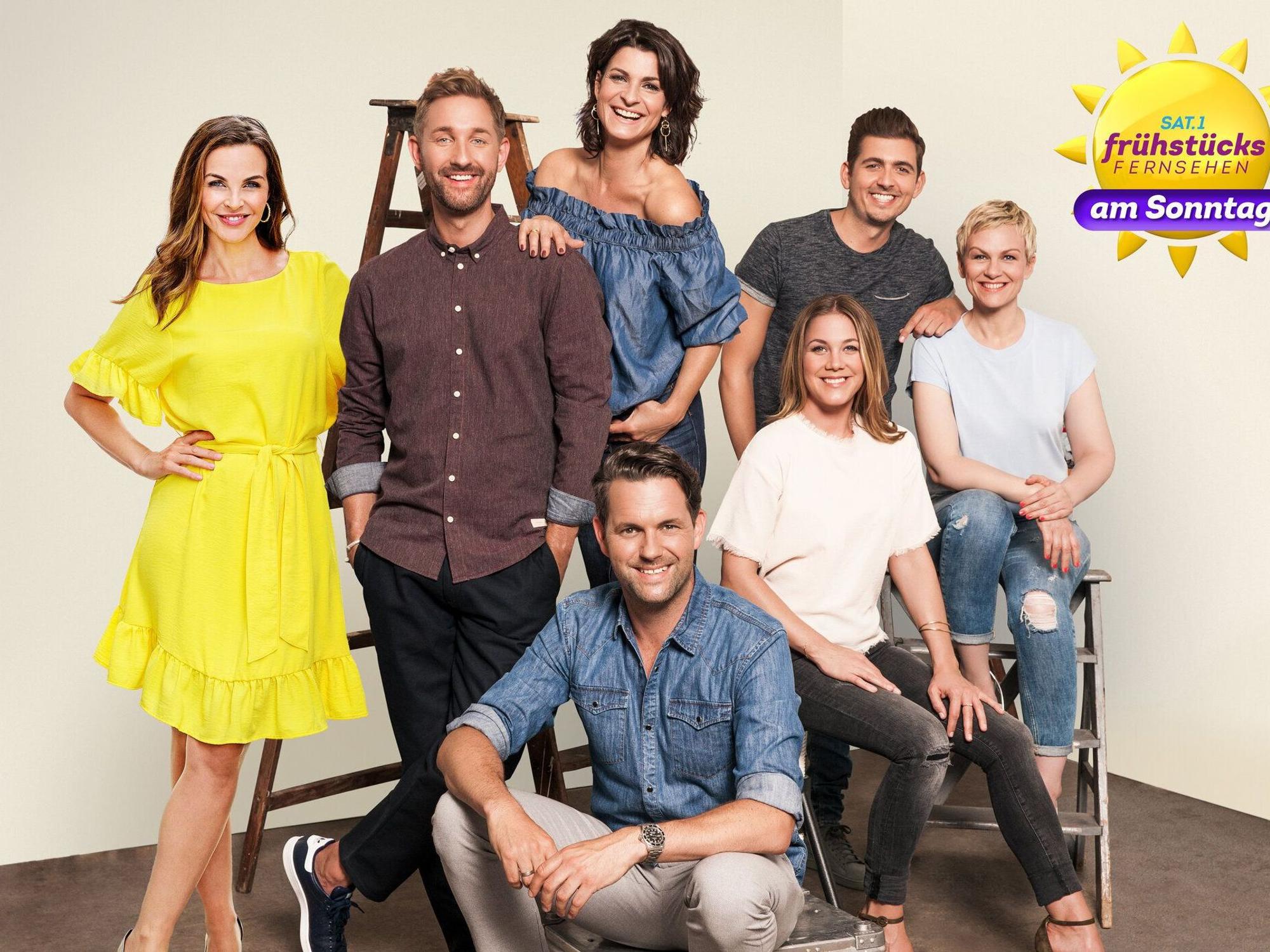 Das Sat.1-„Frühstücksfernsehen“ bekommt einen neuen Sendeplatz. Auf unserem Foto sind die Moderatoren (von links) zu sehen: Annika Lau, Daniel Boschmann, Matthias Killing, Marlene Lufen, Alina Merkau, Chris Wackert und Karen Heinrichs.